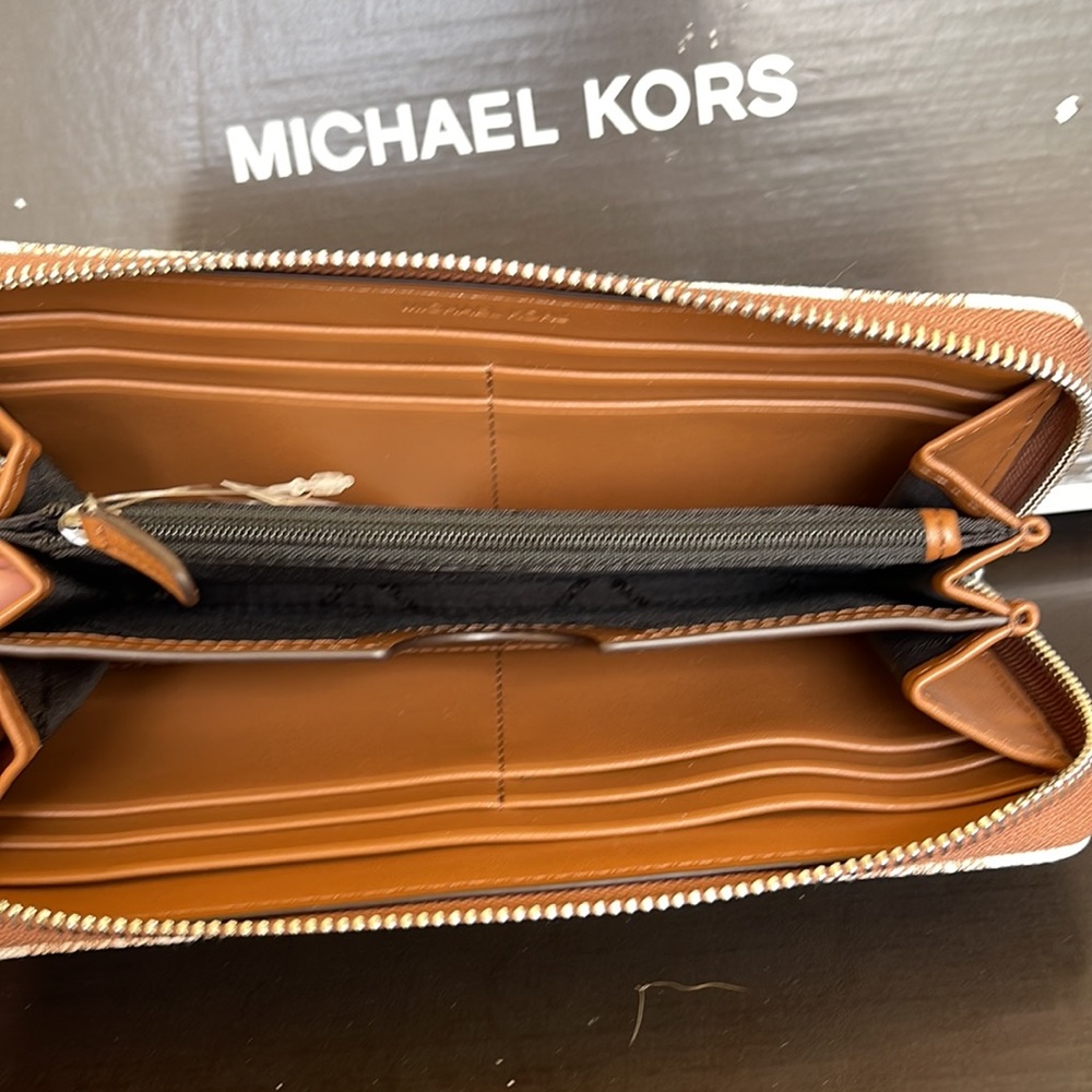 Michael Kors Men’s Women’s Cooper Tech Zip Around Continental Wallet
Light Cream - Picture 8 of 16